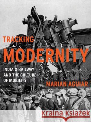 Tracking Modernity : India's Railway and the Culture of Mobility Marian Aguiar 9780816665600 University of Minnesota Press - książka