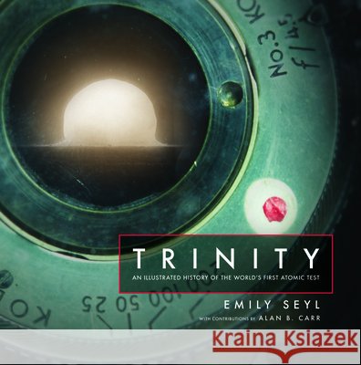 Trinity: An Illustrated History of the World's First Atomic Test Emily Seyl 9780226848402 University of Chicago Press - książka