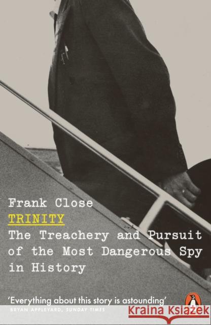 Trinity: The Treachery and Pursuit of the Most Dangerous Spy in History Frank Close 9780141986449 Penguin Books Ltd - książka