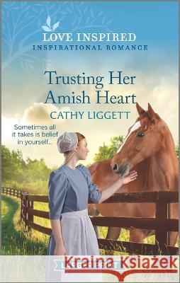 Trusting Her Amish Heart: An Uplifting Inspirational Romance Cathy Liggett 9781335585974 Love Inspired Larger Print - książka