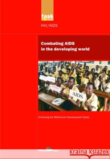 Un Millennium Development Library: Combating AIDS in the Developing World Millennium Project, Un 9781844072255 Earthscan Publications - książka