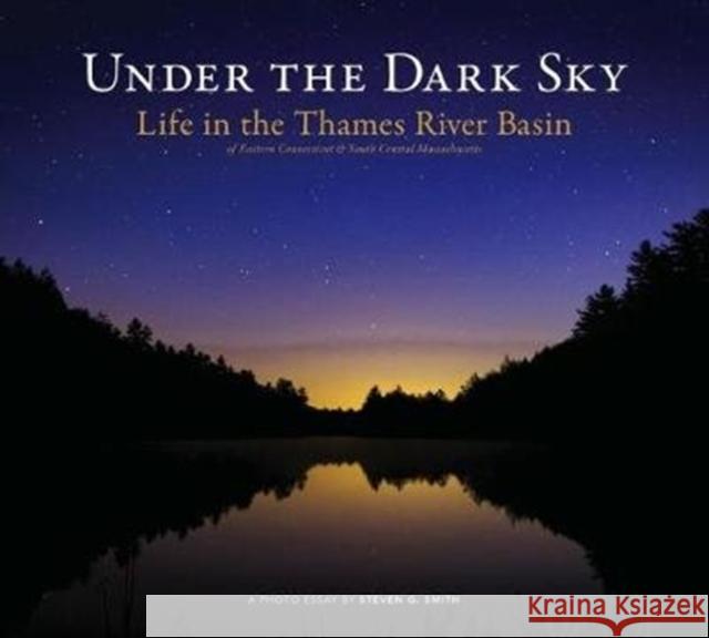 Under the Dark Sky: Life in the Thames River Basin Steven G. Smith Steve Grant 9780819578402 Wesleyan - książka