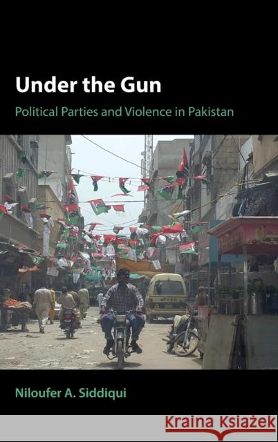 Under the Gun: Political Parties and Violence in Pakistan Siddiqui, Niloufer A. 9781009242523 Cambridge University Press - książka