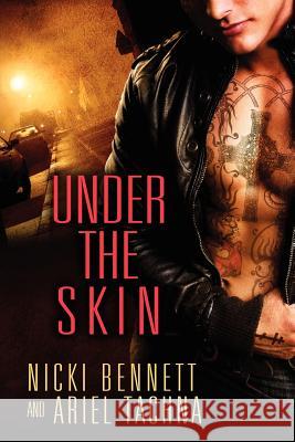 Under the Skin Nicki Bennett, Ariel Tachna 9781613721049 Dreamspinner Press - książka