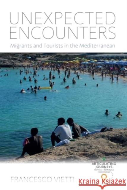 Unexpected Encounters: Migrants and Tourists in the Mediterranean Francesco Vietti 9781805395065 Berghahn Books - książka