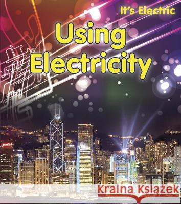 Using Electricity Chris Oxlade 9781432956813 Heinemann Library - książka