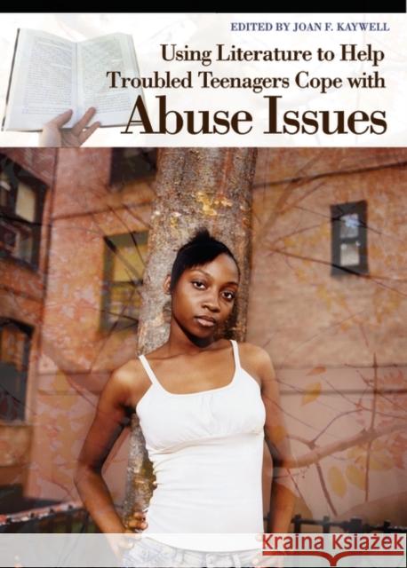 Using Literature to Help Troubled Teenagers Cope with Abuse Issues Joan F. Kaywell 9780313307157 Greenwood Press - książka