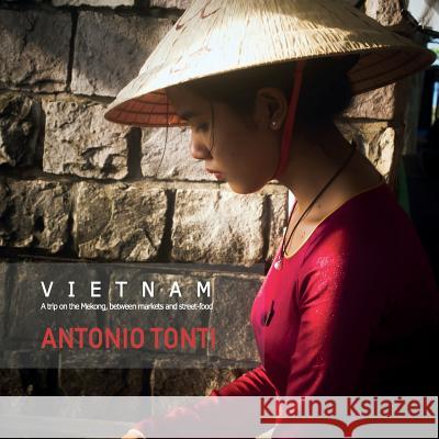 Vietnam: A trip on the Mekong, between markets and street-food Antonio Tonti 9781081723026 Independently Published - książka