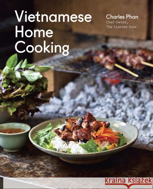 Vietnamese Home Cooking: [A Cookbook] Phan, Charles 9781607740537 Ten Speed Press - książka