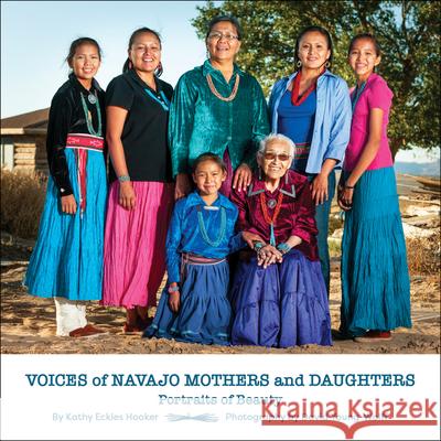 Voices of Navajo Mothers and Daughters: Portraits of Beauty Kathy Eckles Hooker David Young-Wolff 9781734989922 Soulstice Publishing - książka