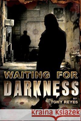 Waiting for Darkness Tony R. Reyes 9781490349398 Createspace - książka