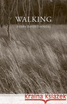 Walking Henry David Thoreau Adam Tuchinsky 9780884486138 Tilbury House Publishers - książka