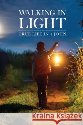 Walking in Light: True Life in 1 John Brooke Holt 9781942243472 Bible Study Media, Inc. - książka