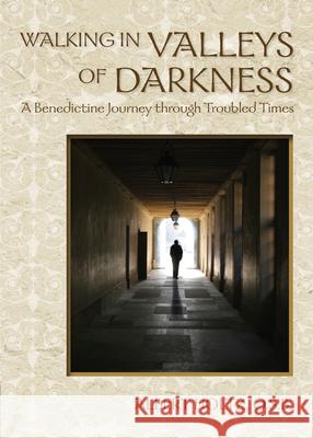 Walking in Valleys of Darkness: A Benedictine Journey Through Troubled Times O. S. B. Albert Holtz 9780819227393 Morehouse Publishing - książka