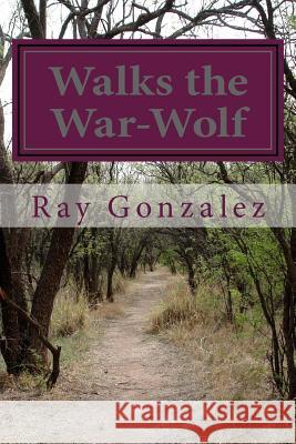 Walks the War-Wolf Ray Gonzalez 9781483910567 Createspace - książka