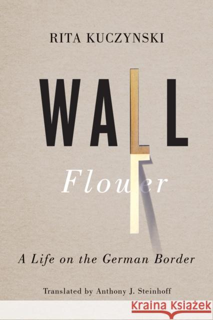 Wall Flower: A Life on the German Border Kuczynski, Rita 9781442616226 University of Toronto Press - książka