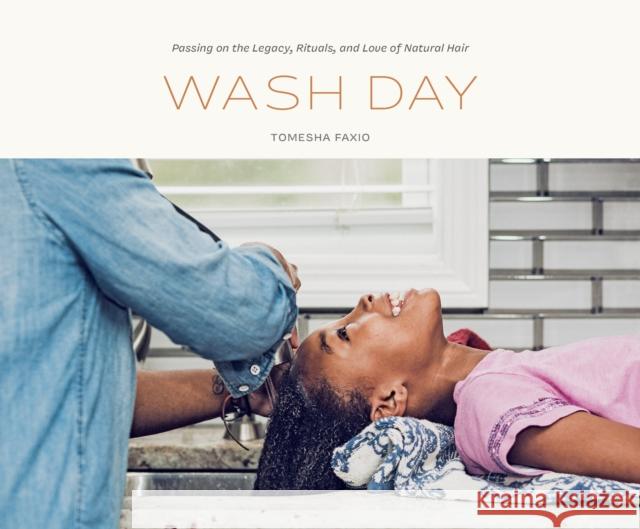 Wash Day: Passing on the Legacy, Rituals, and Love of Natural Hair Tomesha Faxio 9780593579718 Clarkson Potter Publishers - książka