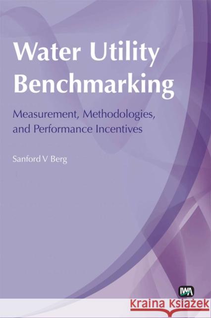 Water Utility Benchmarking Sanford Berg 9781843392729 IWA Publishing - książka