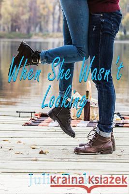 When She Wasn't Looking Julie Parker 9781072941507 Independently Published - książka