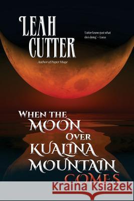 When the Moon Over Kualina Mountain Comes Leah Cutter 9780984779253 Knotted Road Press - książka