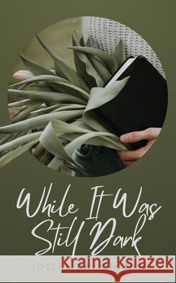 While It Was Still Dark Joelle Davidhizar 9781637465820 Kharis Publishing - książka
