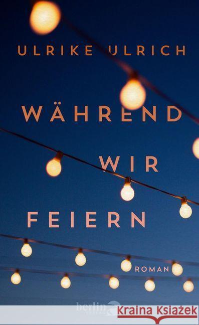 Während wir feiern : Roman Ulrich, Ulrike 9783827014085 Berlin Verlag - książka