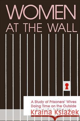 Women at the Wall: A Study of Prisoners' Wives Doing Time on the Outside Laura T. Fishman 9780791400593 State University of New York Press - książka