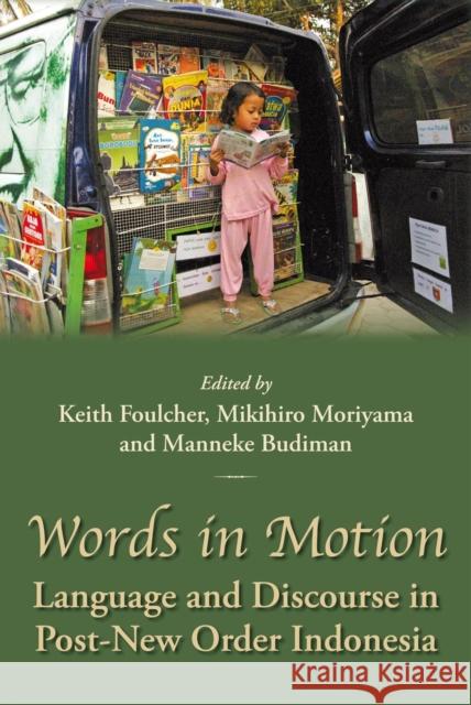 Words in Motion : Language and Discourse in Post New-Order Indonesia Keith Foulcher Mikihiro Moriyama Manneke Budiman 9789971696337 NUS Press - książka