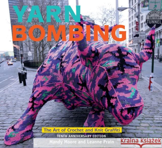 Yarn Bombing: The Art of Crochet and Knit Graffiti: Tenth Anniversary Edition Moore, Mandy 9781551527918 Arsenal Pulp Press - książka