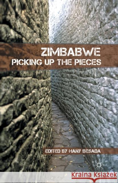 Zimbabwe: Picking Up the Pieces H. Besada Hany Besada 9781349292530 Palgrave MacMillan - książka